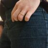 anello con fila di diamanti taglio carrè e taglio brillante