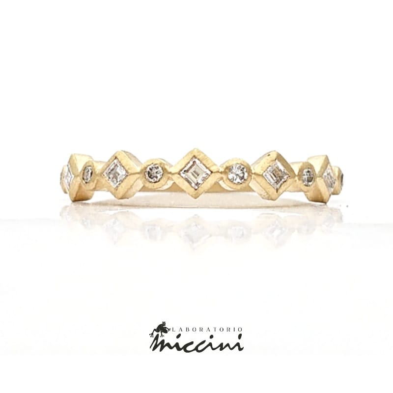 anello in oro con fila di diamanti alternati