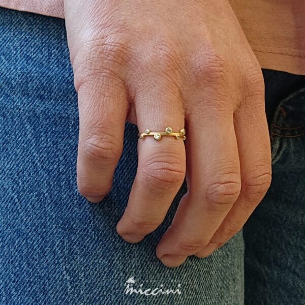 anello in oro con diamanti sfalsati