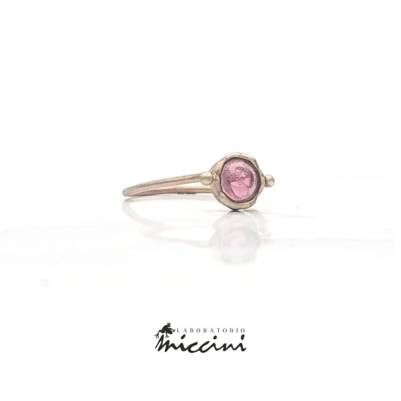 anello in oro con tormalina rosa