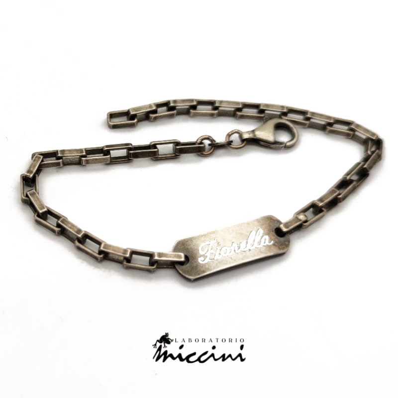 esempio di bracciale catena brunita con nome inciso