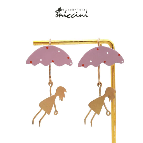 orecchini in ottone dorato con bambine con ombrello rosa