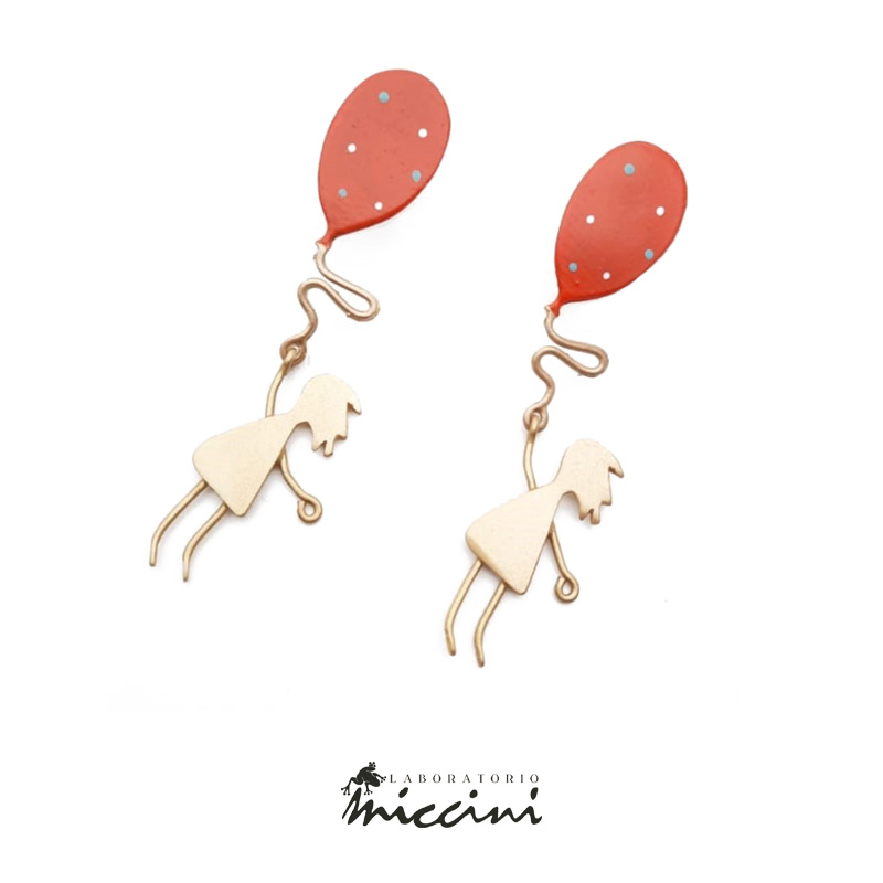 orecchini in ottone dorato a forma di bambina con palloncino rosso