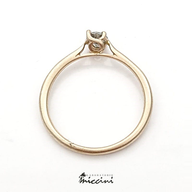anello in oro bianco naturale con diamante grigio