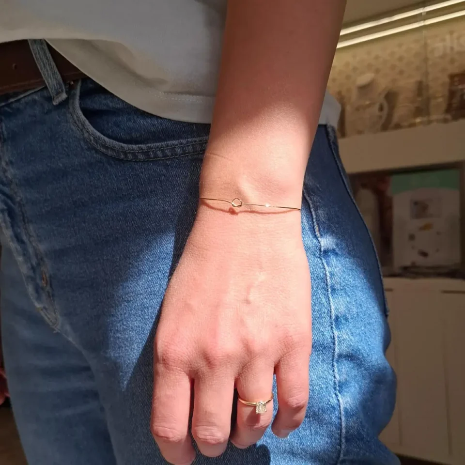 bracciale realizzato in sottile filo di oro giallo con nodo