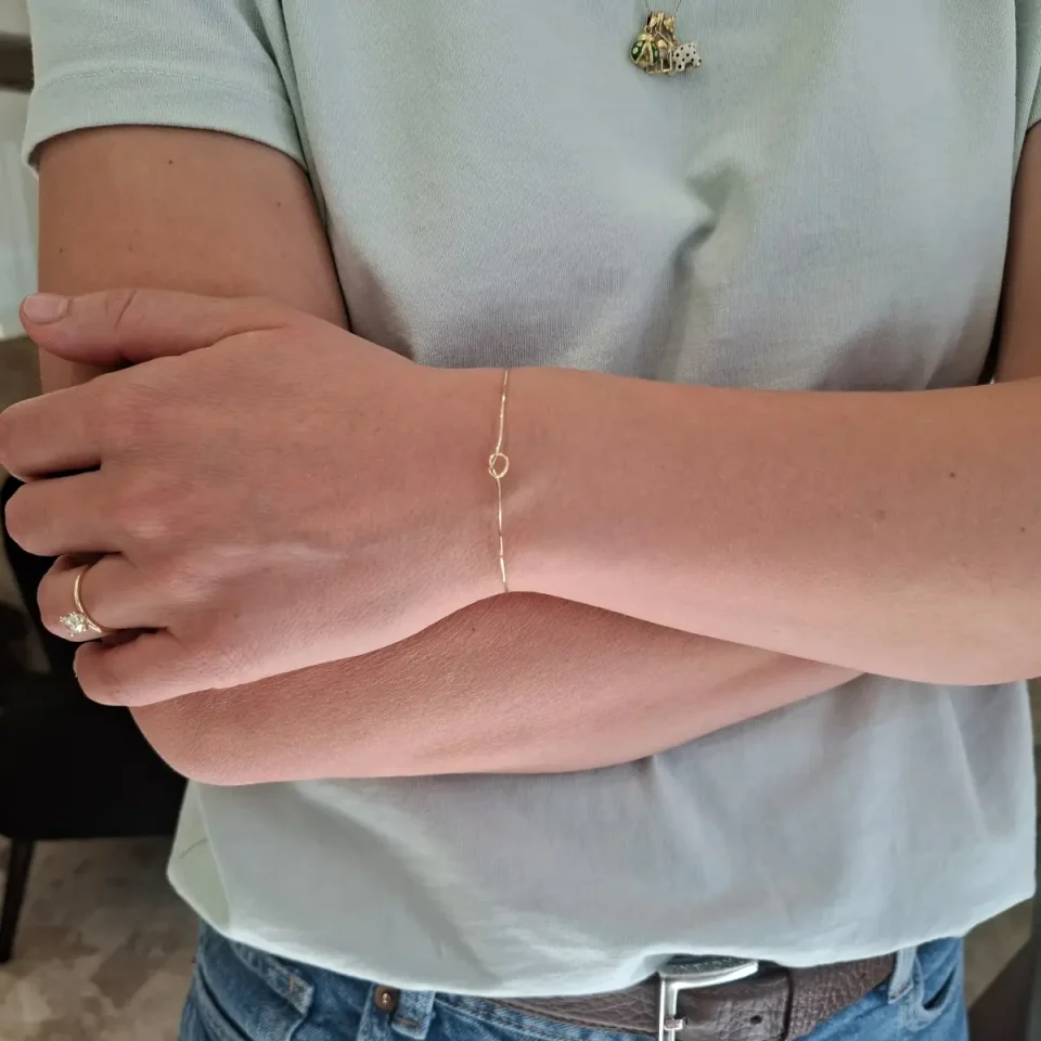 bracciale realizzato a mano in oro giallo con nodo centrale