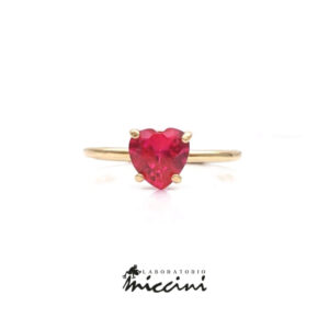 anello in oro con zircone rosso rubino a forma di cuore