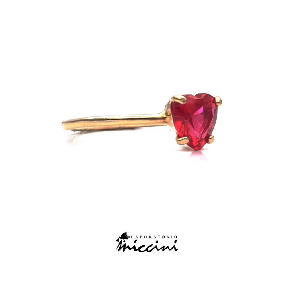 anello con pietra a forma di cuore rosso in oro giallo