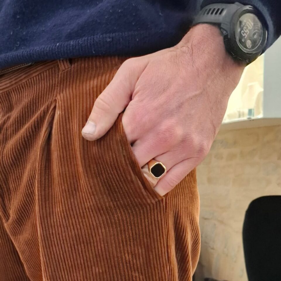 Anello chevalier oro giallo con onice indossato