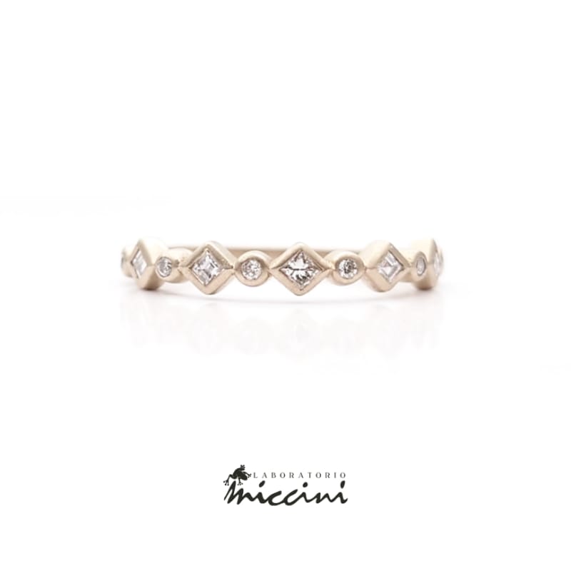 anello in oro bianco con diamanti carrè e brillante