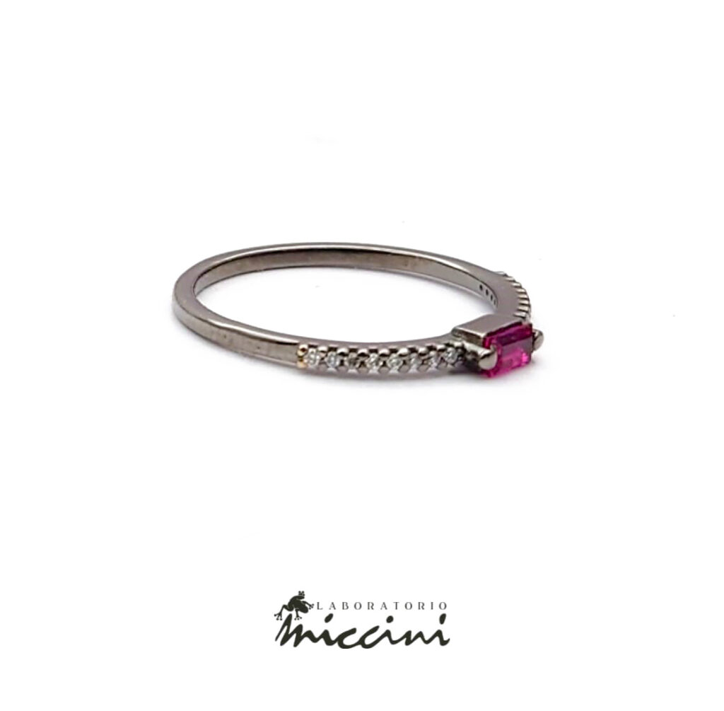 anello in oro nero con rubino taglio baguette