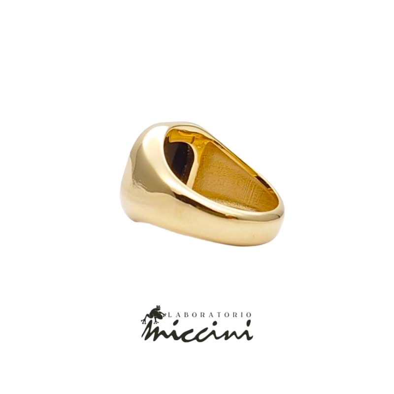 anello in oro con onice rettangolare