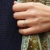 anello con diamanti grigi in oro bianco