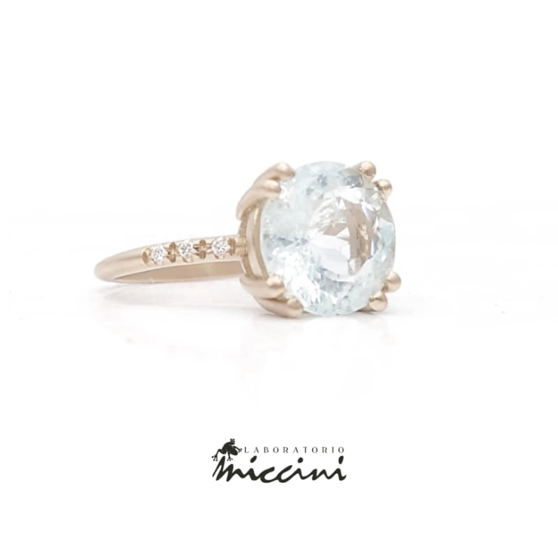 anello con acquamarina da 3,31 ct in oro bianco naturale