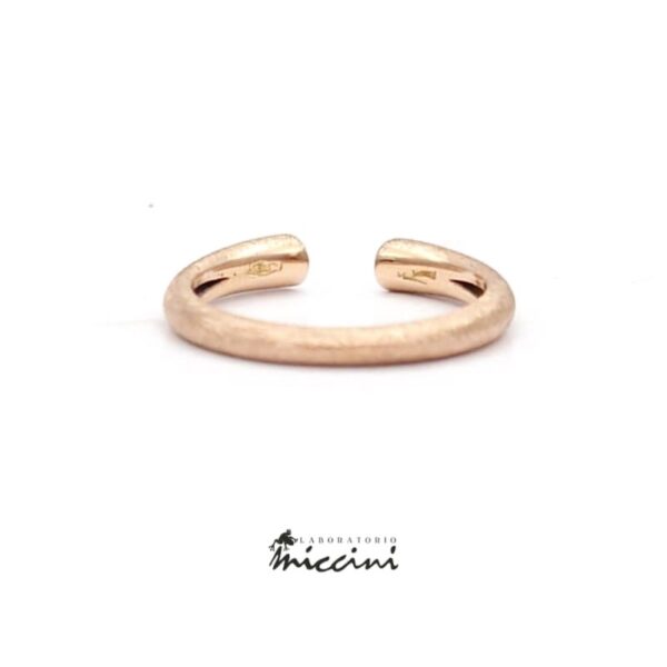 anello in oro rosa con finitura graffiata con diamanti