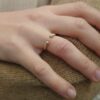 anello aperto di forma tubolare con diamanti