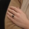 Anello da cocktail con zaffiro nero