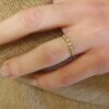 anello con opali naturali in oro giallo satinato
