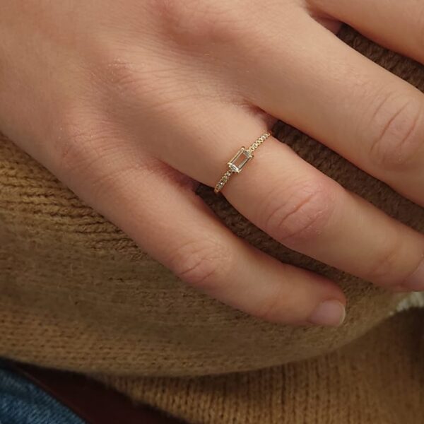 anello minimal in oro rosa con topazio e diamanti