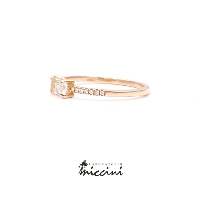 anello in oro rosa con topazio taglio baguette da 0,42 ct