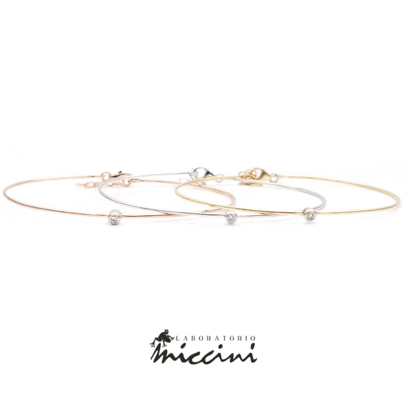 bracciali a filo in oro bianco, giallo o rosa con diamante centrale