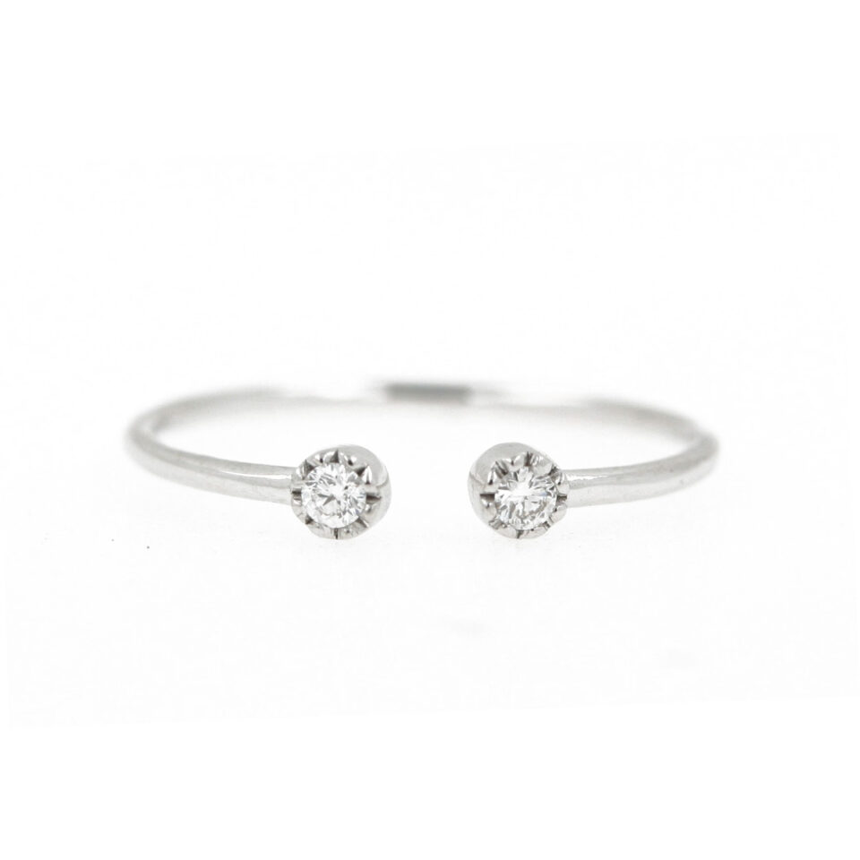 anello aperto in oro bianco con diamanti simmetrici