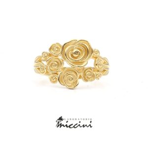 anello con rose in oro giallo