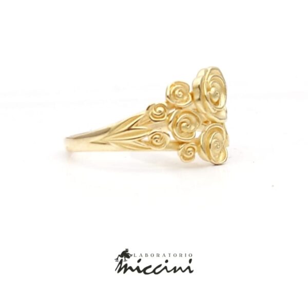 anello romantico in oro giallo con rose