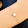 bracciale in oro con centrale in madreperla a forma di triangolo