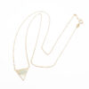 collana in oro giallo con pendente a forma di triangolo in madreperla