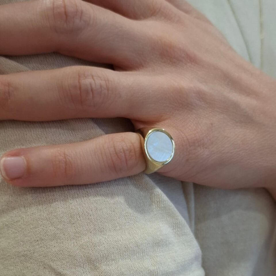 Anello da Mignolo con Madreperla indossato