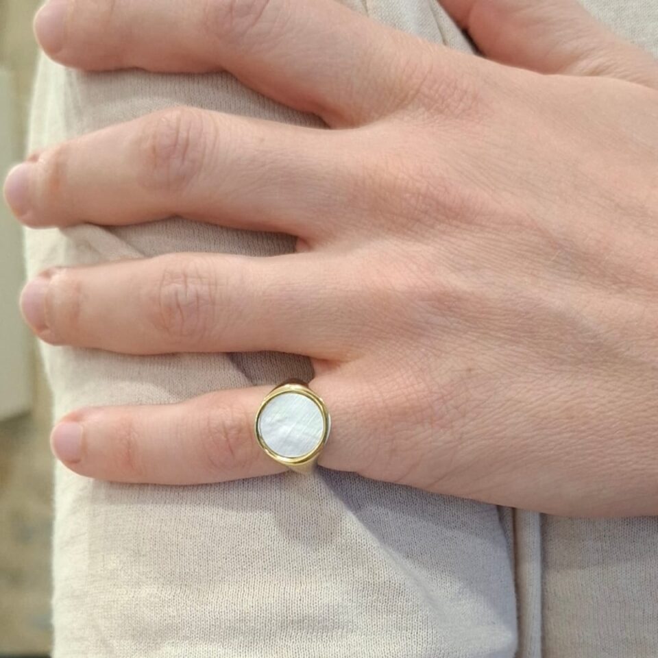 Anello da Mignolo con Madreperla indossato