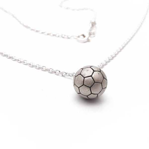ciondolo a forma di pallone da calcio in argento