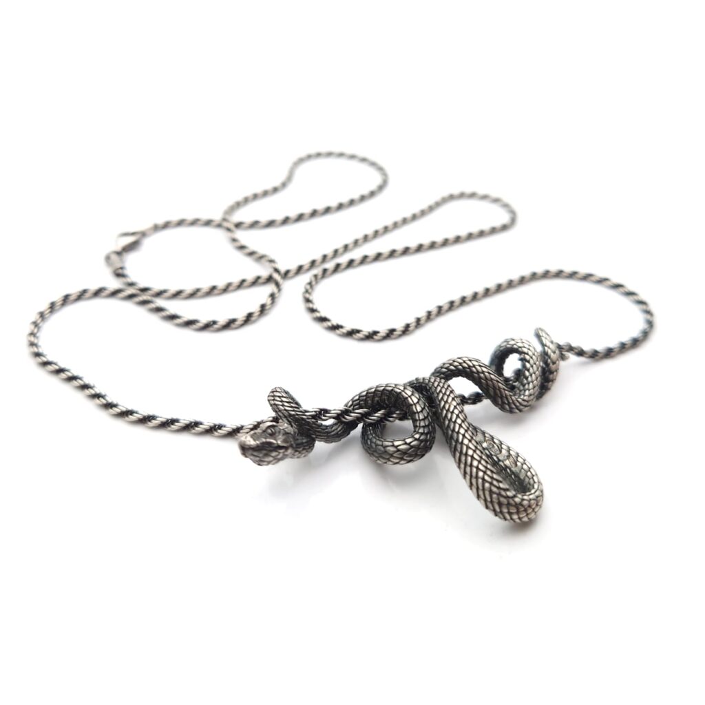 collana in argento con centrale a forma di serpente intrecciato