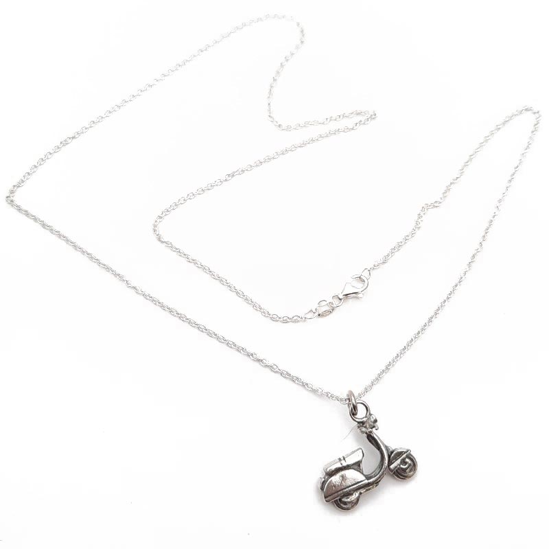 collana con ciondolo a forma di vespa in argento