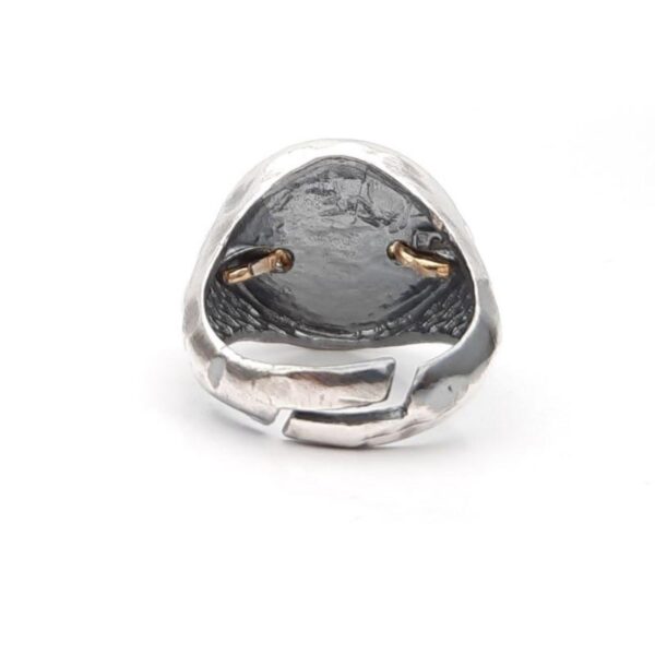 anello chevalier in argento brunito con cuore centrale in argento dorato