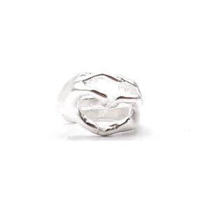 anello in argento che raffigura due mani a formare un cuore