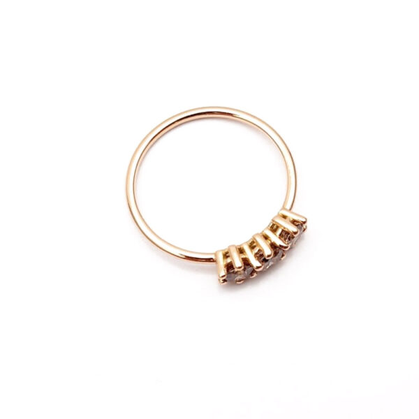 anello in oro rosa con tre diamanti brown