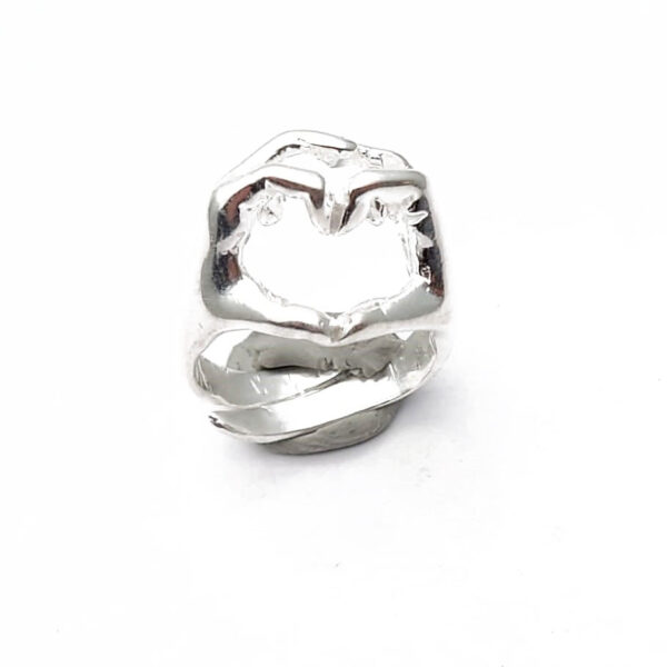 anello con mani che formano un cuore in argento
