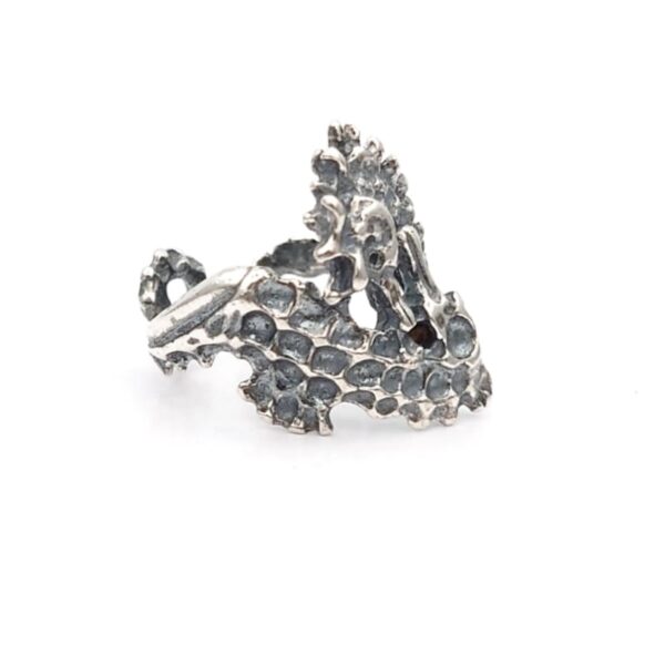 anello scultura in argento a forma di ippocampi intrecciati