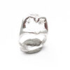 anello scultura che riproduce il gesto del cuore con le mani