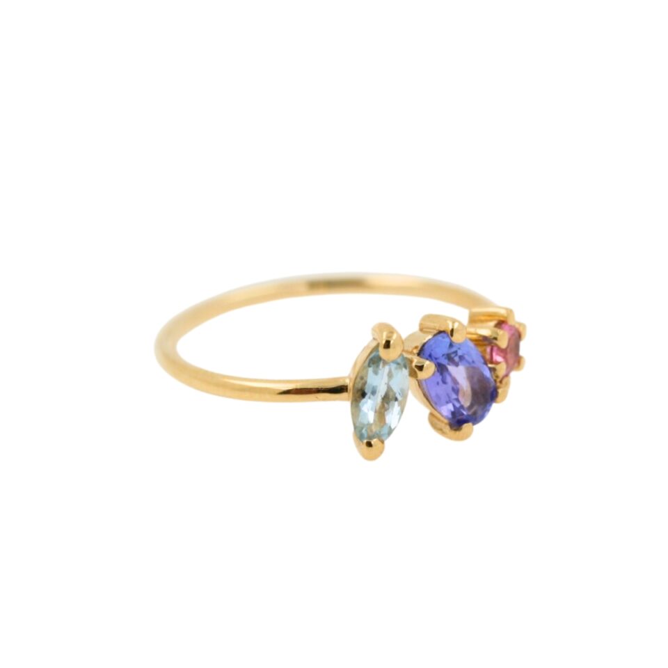 anello in oro con pietre colorate di diverso taglio