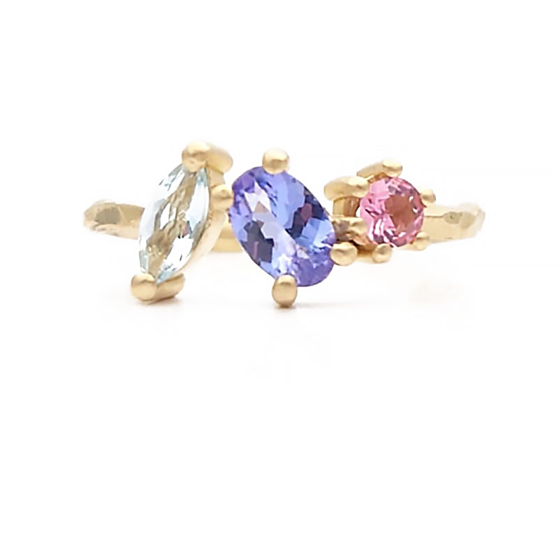 anello in oro e pietre preziose colorate