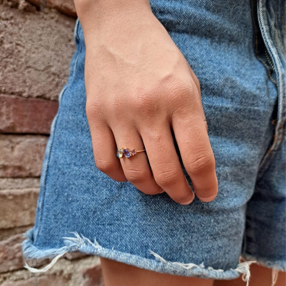 anello con pietre colorati dai tagli diversi in oro giallo