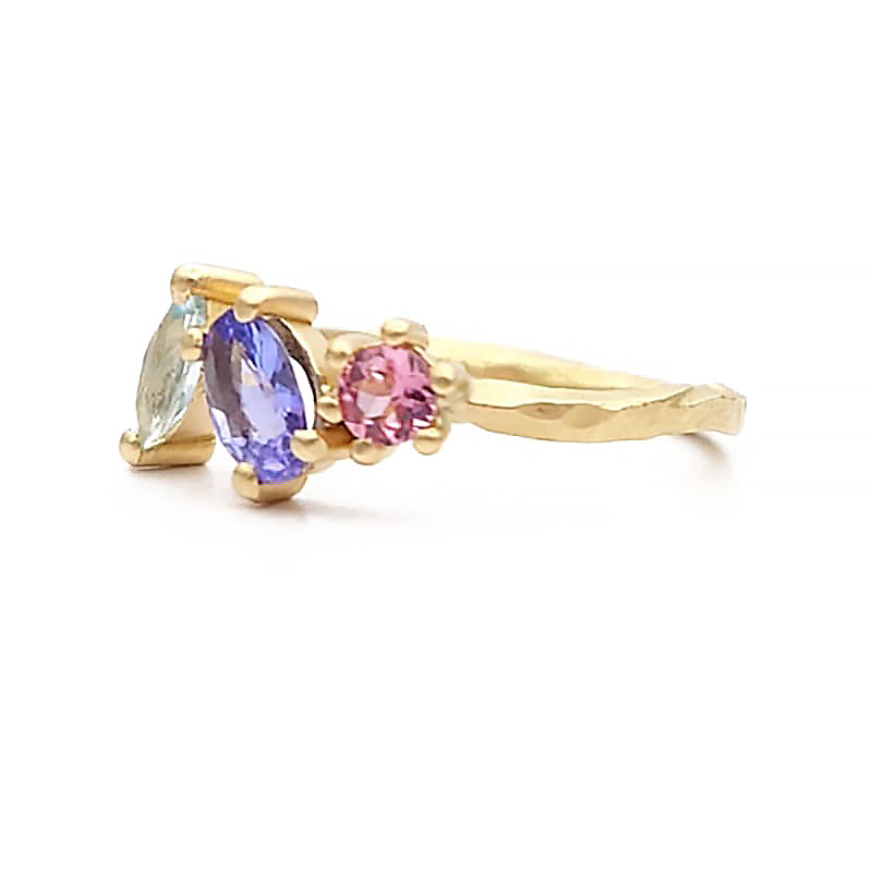anello in oro con pietre colorate di diverso taglio