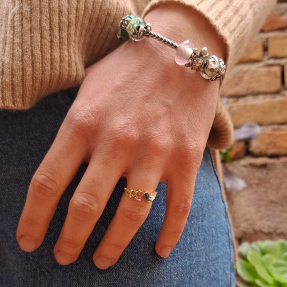 Anello in oro e pietre colorate
