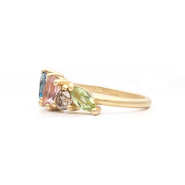 anello in oro con pietre colorate