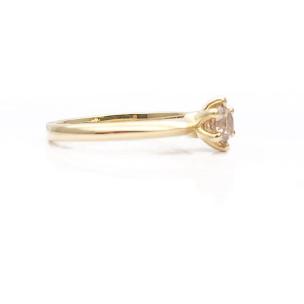 anello solitario in oro giallo con diamante brown