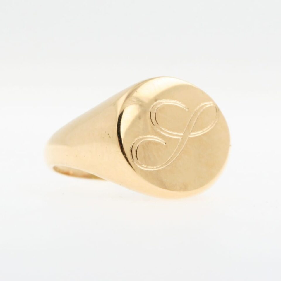 Anello da mignolo in oro giallo personalizzabile con iniziale S incisa