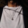 Collana con bilancia in argento indossata